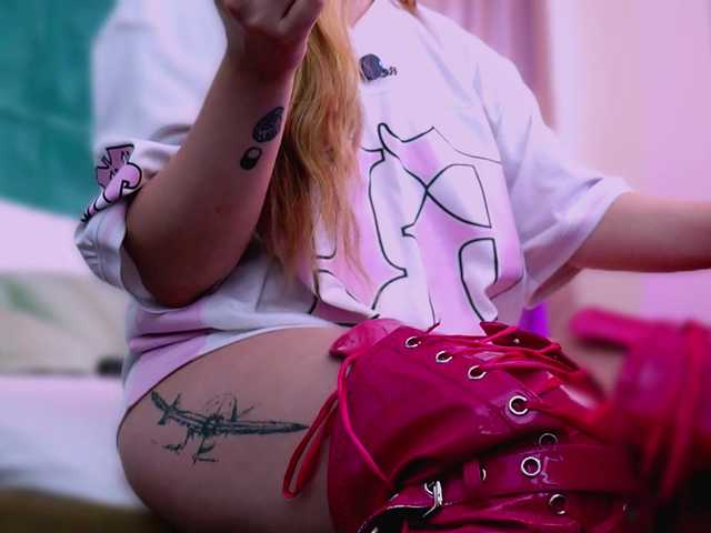 LucyLexton live cam on BongaCams