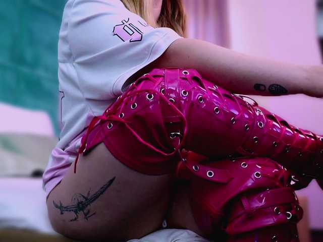 LucyLexton live cam on BongaCams