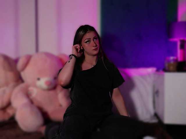 LucyLexton live cam on BongaCams