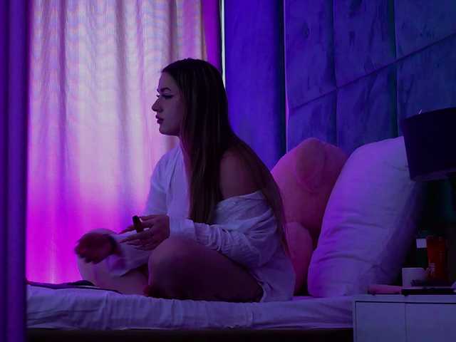 LucyLexton live cam on BongaCams