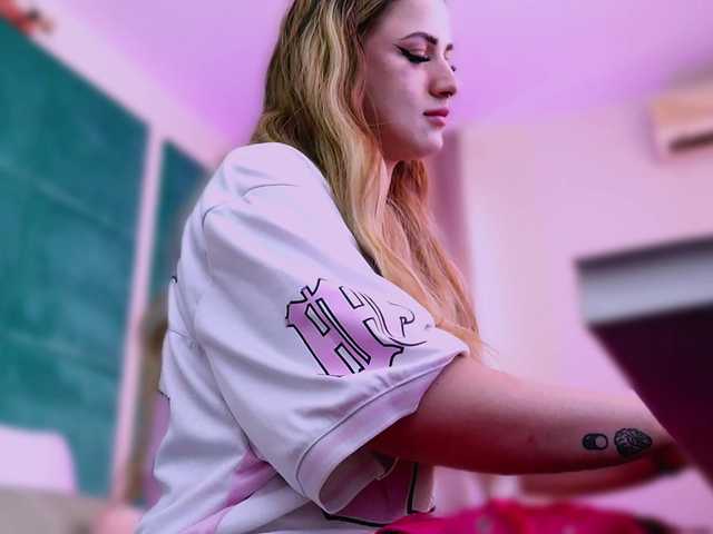 LucyLexton live cam on BongaCams