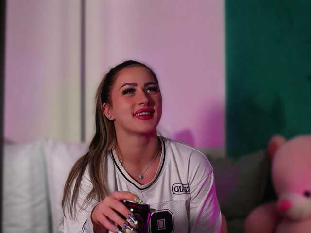 LucyLexton live cam on BongaCams