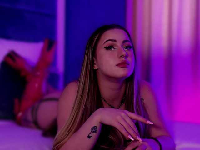 LucyLexton live cam on BongaCams