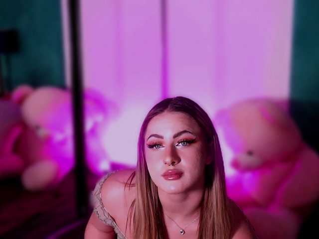 LucyLexton live cam on BongaCams