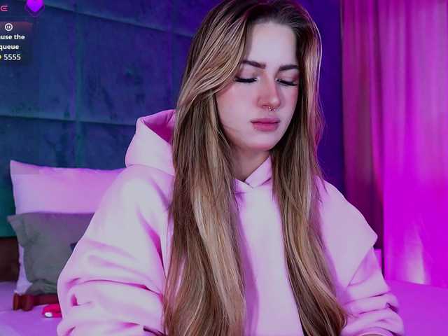 LucyLexton live cam on BongaCams