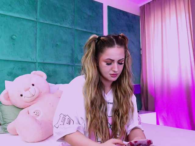 LucyLexton live cam on BongaCams