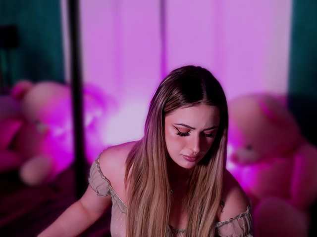 LucyLexton live cam on BongaCams