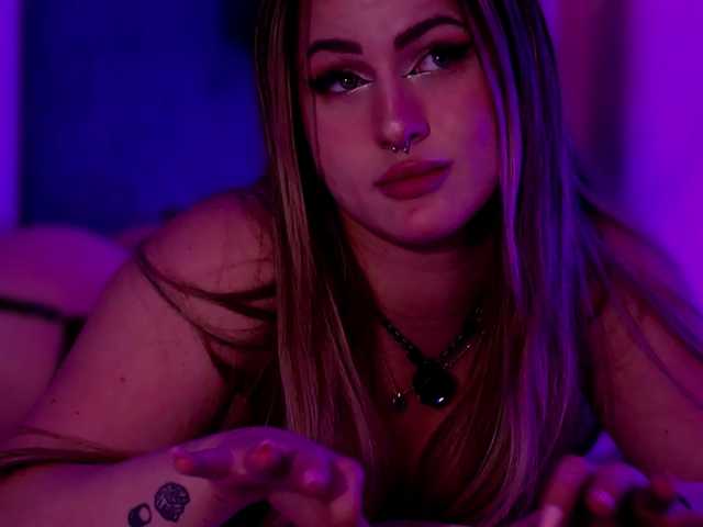 LucyLexton live cam on BongaCams