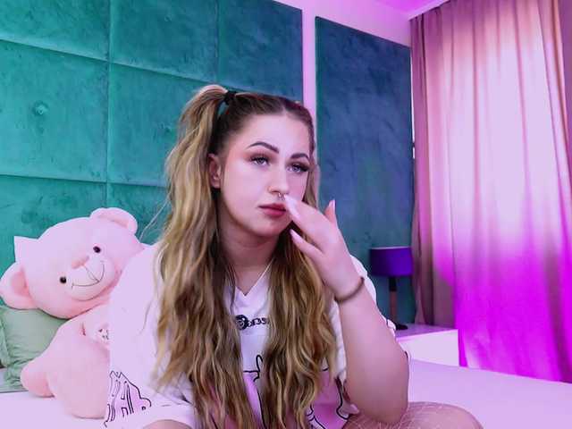 LucyLexton live cam on BongaCams