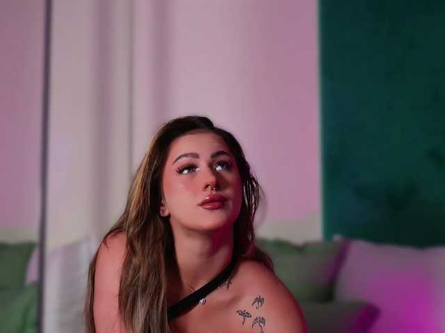 LucyLexton live cam on BongaCams
