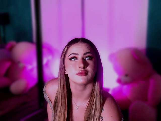 LucyLexton live cam on BongaCams