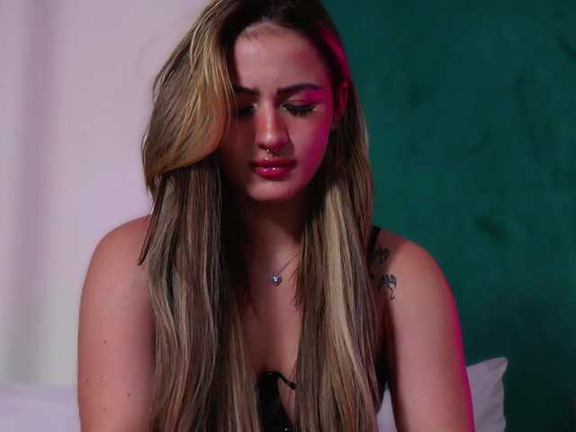 LucyLexton live cam on BongaCams