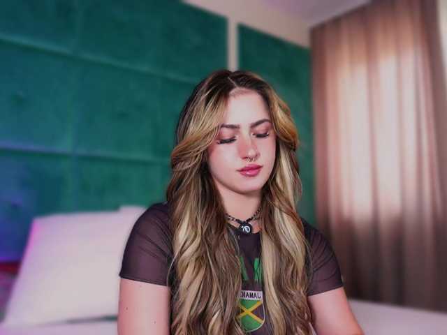 LucyLexton live cam on BongaCams