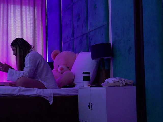 LucyLexton live cam on BongaCams