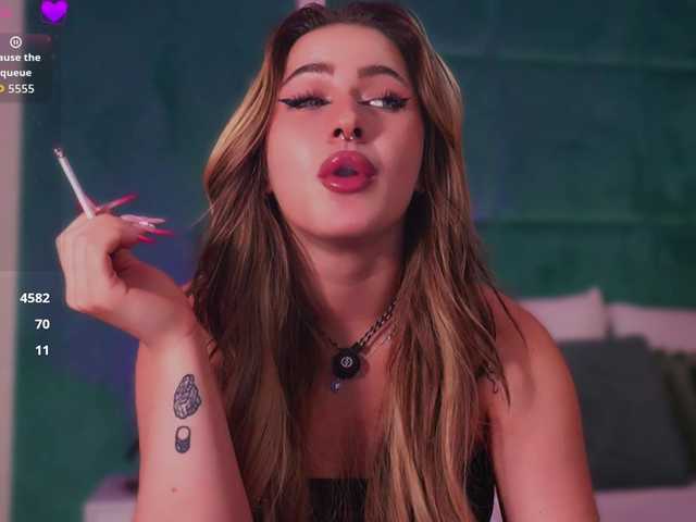 LucyLexton live cam on BongaCams
