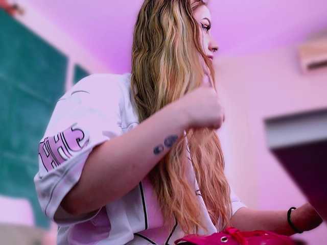 LucyLexton live cam on BongaCams