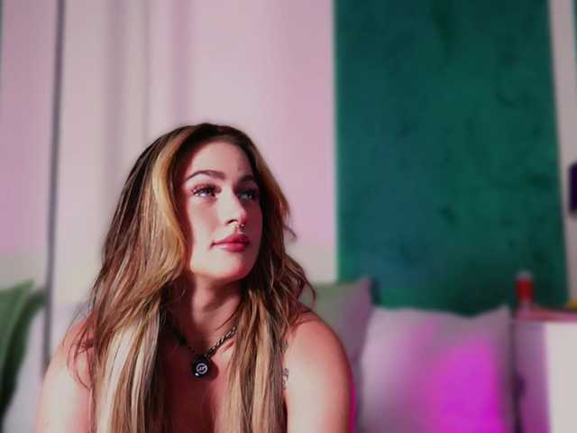 LucyLexton live cam on BongaCams