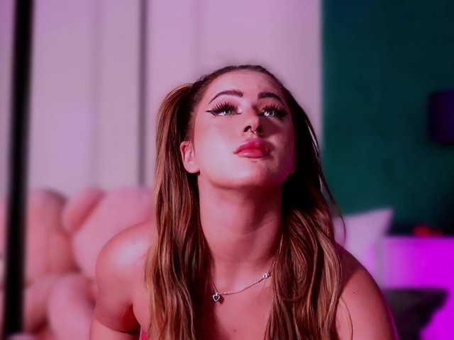 LucyLexton live cam on BongaCams