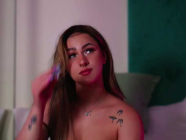 LucyLexton live cam on BongaCams