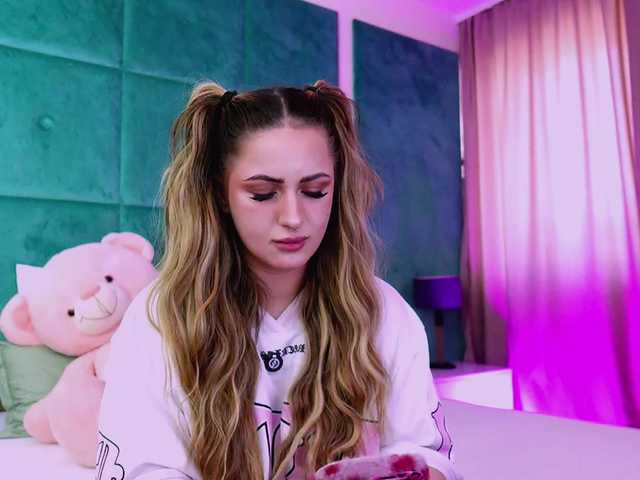 LucyLexton live cam on BongaCams
