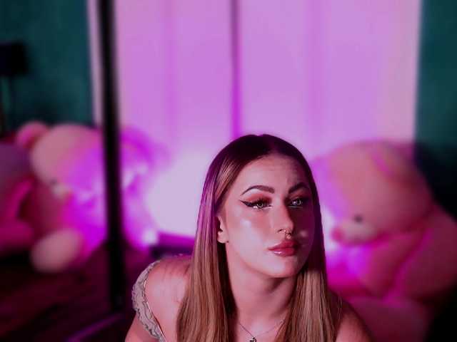 LucyLexton live cam on BongaCams