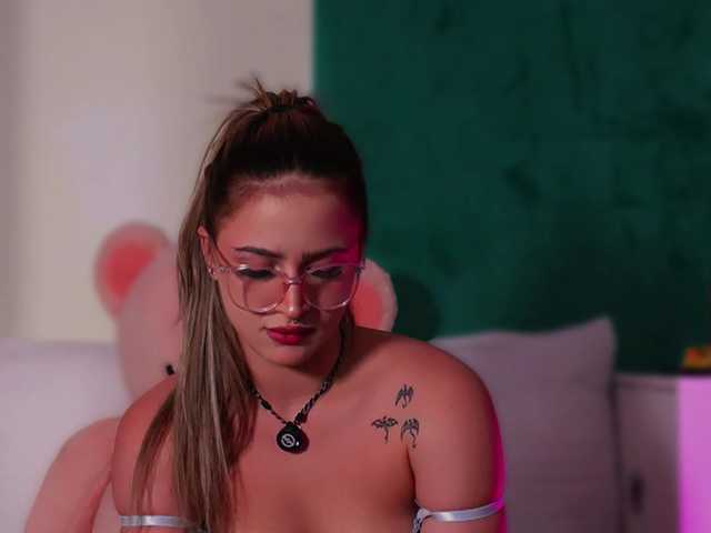 LucyLexton live cam on BongaCams
