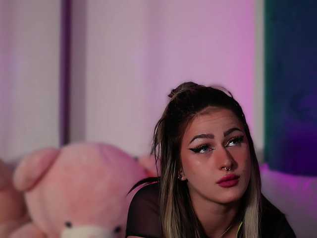LucyLexton live cam on BongaCams