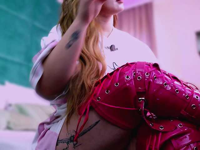 LucyLexton live cam on BongaCams