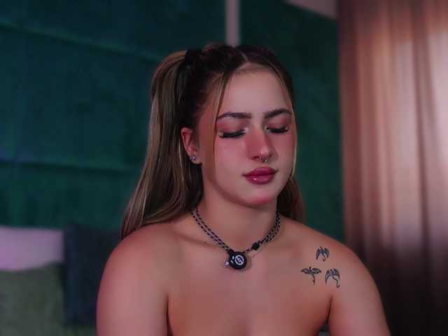 LucyLexton live cam on BongaCams