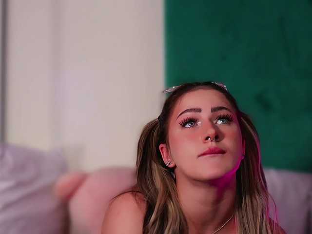 LucyLexton live cam on BongaCams