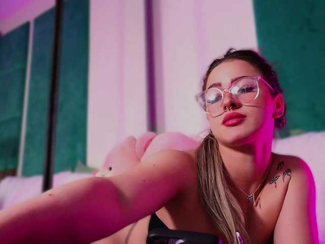 LucyLexton live cam on BongaCams
