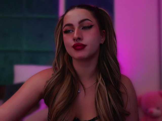 LucyLexton live cam on BongaCams
