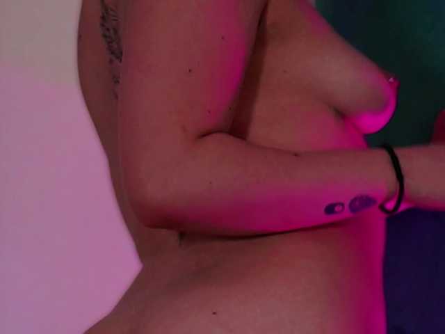 LucyLexton live cam on BongaCams