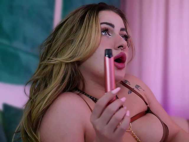 LucyLexton live cam on BongaCams