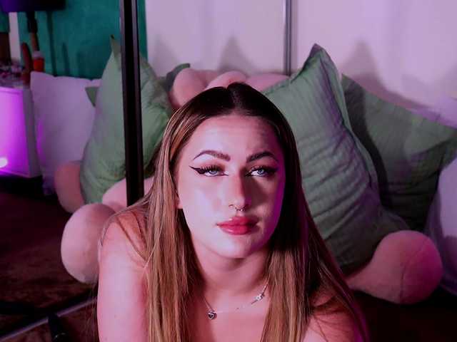 LucyLexton live cam on BongaCams