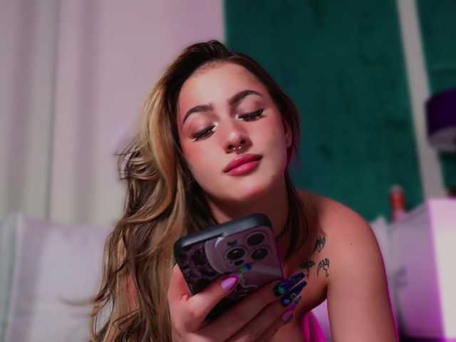 LucyLexton live cam on BongaCams