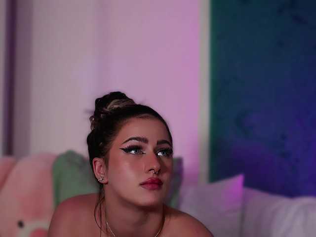 LucyLexton live cam on BongaCams