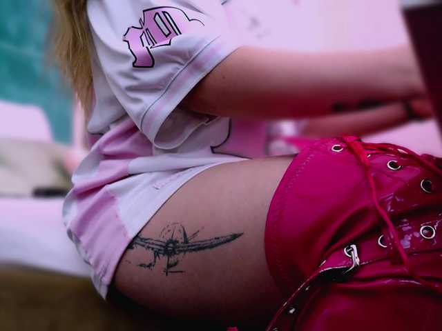 LucyLexton live cam on BongaCams
