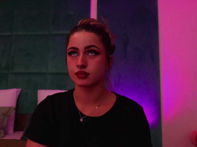 LucyLexton live cam on BongaCams