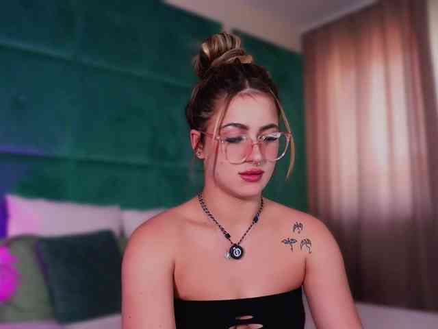 LucyLexton webcam