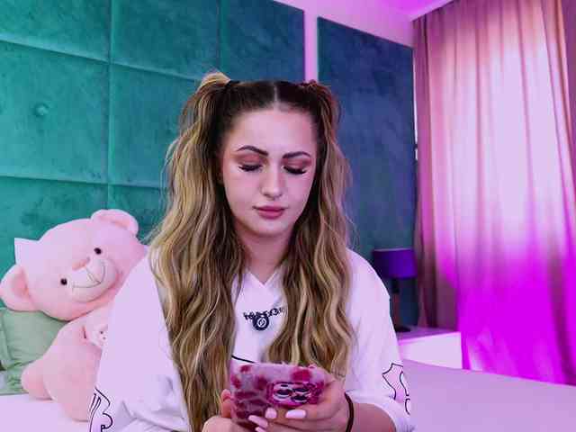 LucyLexton webcam