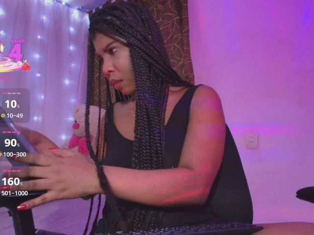 Yvonejoness live cam preview