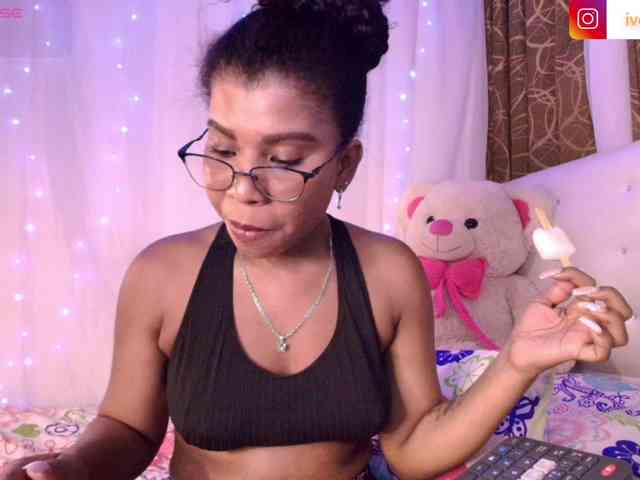 Yvonejoness webcam