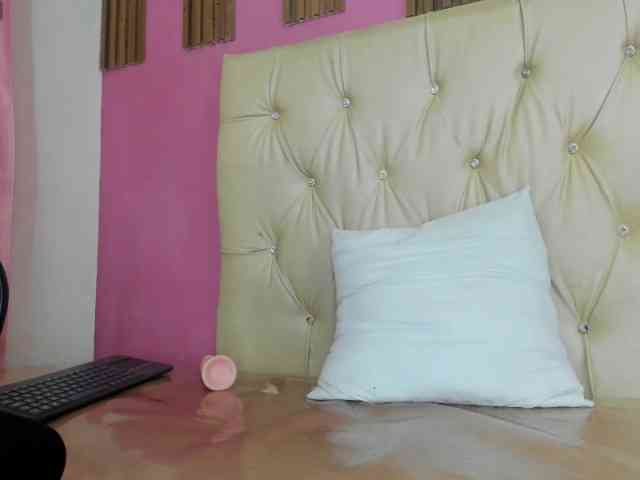 LuciaSpear webcam
