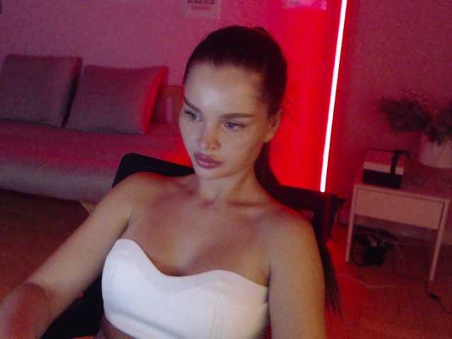 MikaelaBanes live webcam show