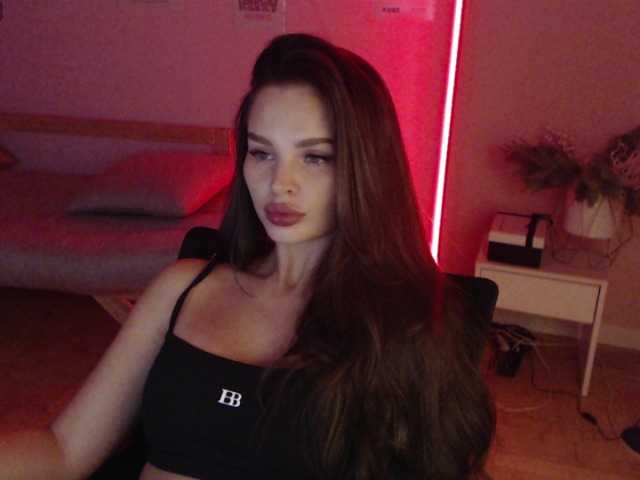 MikaelaBanes live webcam show