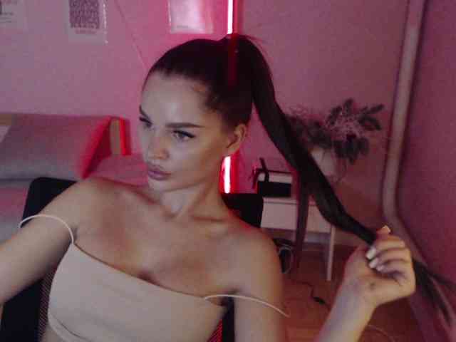 MikaelaBanes webcam