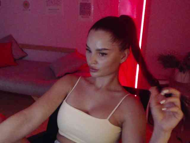 MikaelaBanes webcam