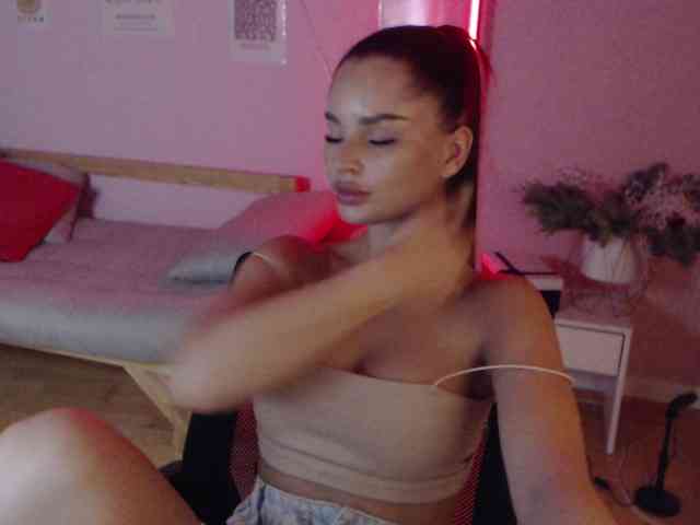 MikaelaBanes webcam
