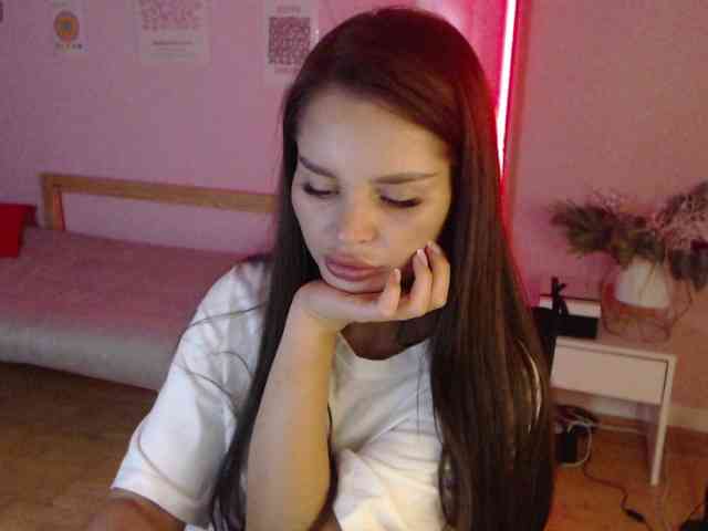 MikaelaBanes webcam